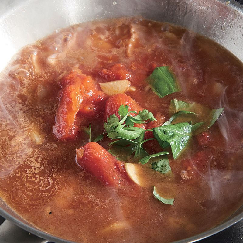 팬에 올리브유를 둘러 양파와 마늘, 베이컨을 볶은 후 화이트 와인을 넣은 뒤 채소 스톡과 토마토소스, 바질, 이태리 파슬리, 삶아낸 면을 넣고 스톡의 양이 반으로 줄어들 때 까지 계속 비벼주세요.