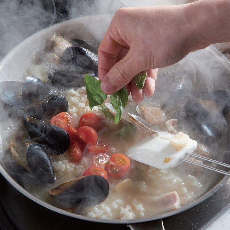 조개가 입을 벌리면 쌀과 토마토, 바질을 넣고 촉촉한 상태가 될 때까지 약불에서 저어줍니다.