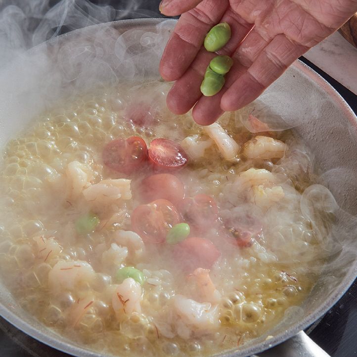샤프론 리소토을 위한 재료 이미지로 쌀,양파,마늘,그라나 파다노 치즈,버터 등으로 구성 되어있습니다.