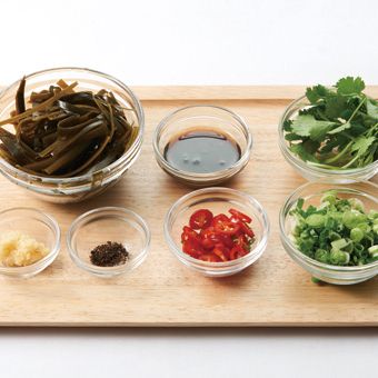 흑식초 다시마 무침을 위한 재료 이미지로 다시마,쪽파,홍고추,고수,다진 마늘 등으로 구성 되어있습니다.