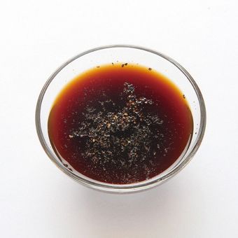 분량의 재료를 골고루 섞어서 소스를 만들어 주세요.