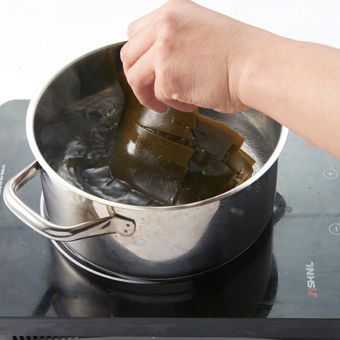 끓는 물에 다시마를 데쳐 주세요.
