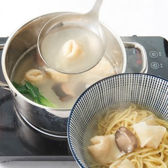 삶은 면이 담긴 그릇에 끊인 교자를 담아 완성해 주세요.