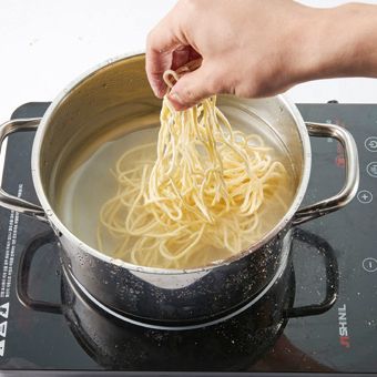 냄비에 물을 붓고 면을 삶아 준비해 주세요.