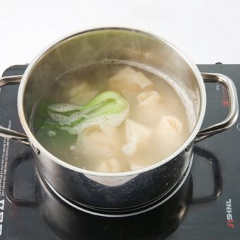 청경채와 표고버섯을 넣고 분량의 소스를 넣어 간을 맞춰주세요.