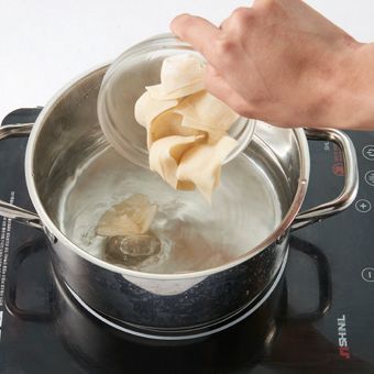 냄비에 육수를 붓고, 만들어 둔 교자를 넣고 끓여주세요.