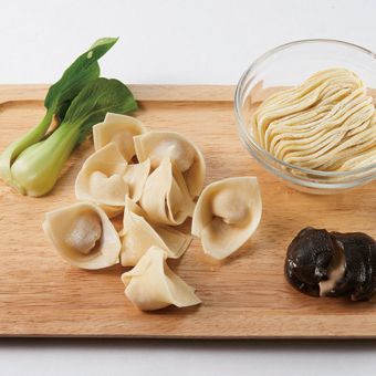 교자와 면, 청경채, 표고버섯을 준비해 주세요.(교자 만들기는 카테고리 내 레시피를 참조해 주세요.)