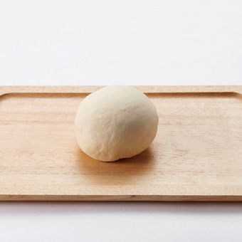 중력분, 소금, 물을 넣고 반죽해서 면으로 사용할 반죽 덩 어리를 만들어 주세요.