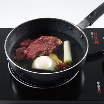 물에 담가 핏물을 뺀 소고기, 대파, 양파, 생강을 넣고 끓여 육수를 만들어 주세요.