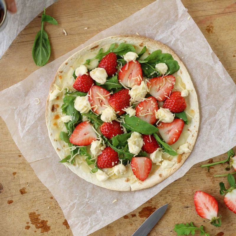 피자 위에 메이플시럽 또는 꿀을 뿌려주세요.
(기호에 따라 발사믹크림과 쉬레드체더치즈를 뿌려주셔도 맛있답니다.)