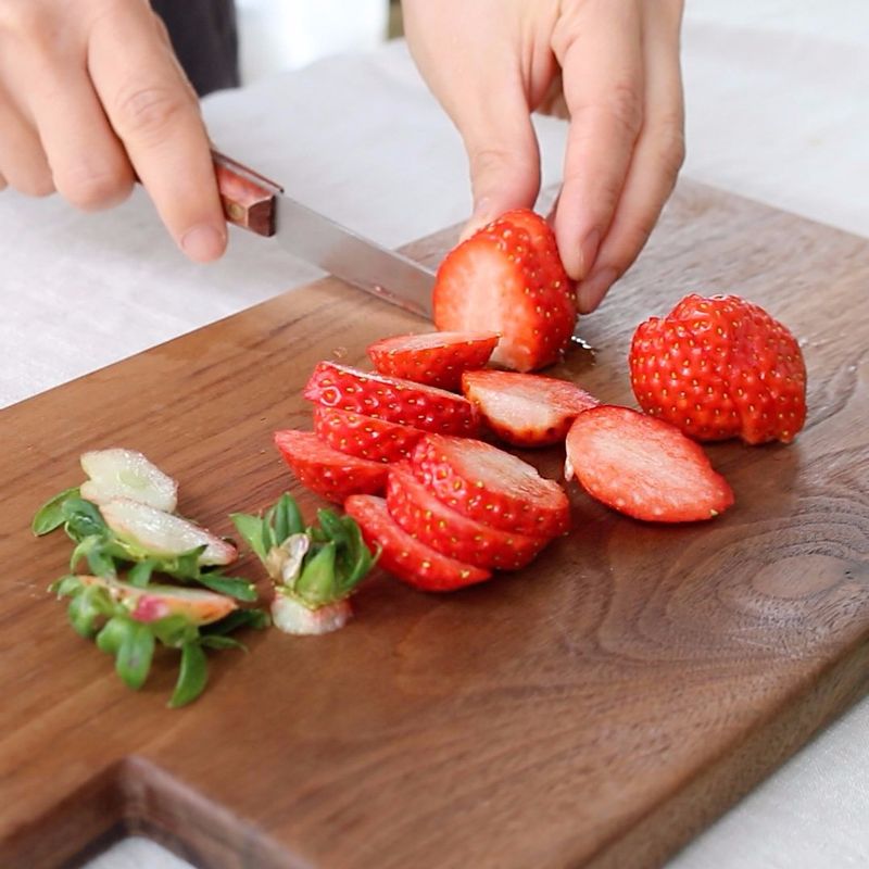 루꼴라(샐러드 잎채소)는 찬물에 담갔다 물기를 제거하고, 딸기는 편으로 잘라주세요.