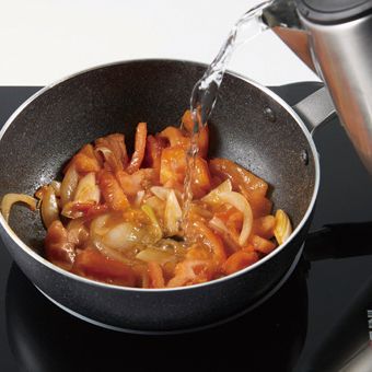 끓는 물을 부어 끓인 후 그릇에 담아냅니다.
*Tip. 1. 마지막에 끓는 물을 넣어 주면 토마토의 모양과 질감을 느낄 수 있어요.
2. 익지 않은 토마토는 전자레인지에서 1분 정도 돌려서 사용해 주세요.