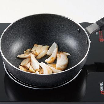 팬에 고추기름을 두르고 마늘편과 양파를 볶아주세요.