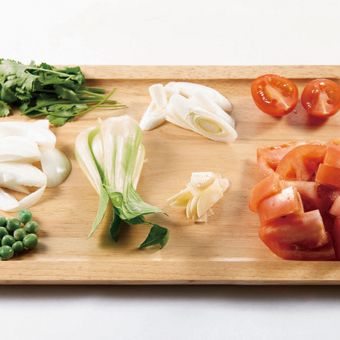 토마토탕면을 위한 재료 이미지로 토마토,면,청경채,마늘편,대파 등으로 구성 되어있습니다.