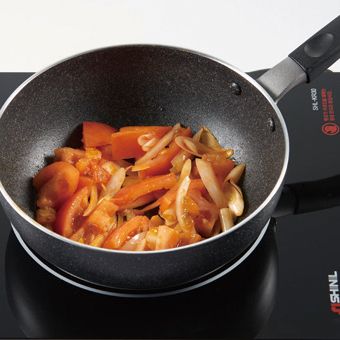 토마토를 넣어 볶다가, 치킨 파우더와 분량의 소스를 넣고 볶아주세요.
