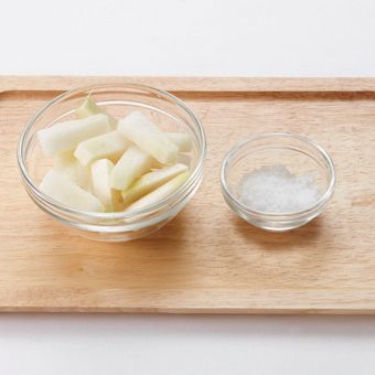 흑식초 무절임을 위한 재료 이미지로 무,쪽파,건고추,생강,샐러리 등으로 구성 되어있습니다.