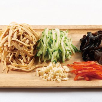 사천식 량반두부피을 위한 재료 이미지로 오이,불린 목이버섯,홍파프리카,두부피,마늘 등으로 구성 되어있습니다.