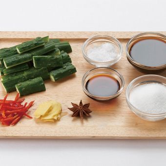 흑식초 오이절임을 위한 재료 이미지로 오이,홍고추,생강,팔각 등으로 구성 되어있습니다.