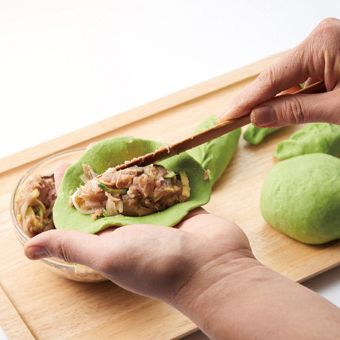 정중앙에 속재료가 위치하도록 모아 담아 주세요.