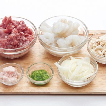 새우는 씻어서 준비하고, 새송이버섯, 양파는 채 썰어 주세요.