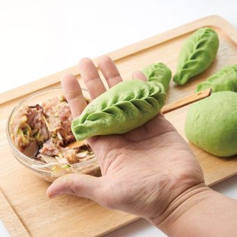 나뭇잎 모양이 나올 수 있도록 끝까지 잡아 완성한 후 찜기에 쪄주세요. 
*Tip. 속재료를 만들 때 감자전분을 마지막에 넣으면 수분을 잡아주기 때문에 모양을 만들 때 편해요.