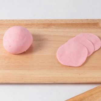 1. 지름 10cm 정도로 동그랗게 밀어 준비해주세요.
2. 한 장 한 장 겹치게 붙여주세요.
3. 끝에서부터 동그랗게 말아주세요.
4. 반을 잘라 완성해주세요.