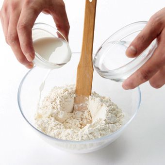 꽃빵을 위한 재료 이미지로 강력분,설탕,이스트,베이킹파우더,소금 등으로 구성 되어있습니다.