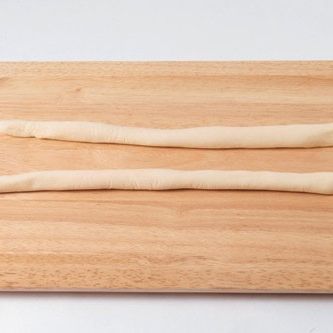 1. 반죽을 젓가락 모양으로 길게 밀어주세요.
2. 두 개를 붙여서 토끼 모양을 만들어주세요.