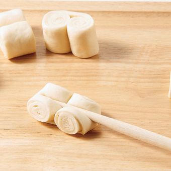 젓가락을 이용해 가운데를 눌러주세요.