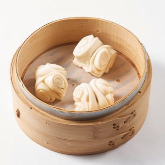 모양을 만들고 10분간 2차 숙성을 시킨 후 6분간 쪄셔 완성해요.
*Tip. 효모를 넣은 온수는 섭씨 30도 정도로 유지하는 것이 좋아요. 뜨겁게 달궈진 물에는 효모가 숙성되지 않아요. 효모를 사용한 후 5분간 그대로 두어 효모의 활성화를 촉진시킨 다음 사용해주세요.