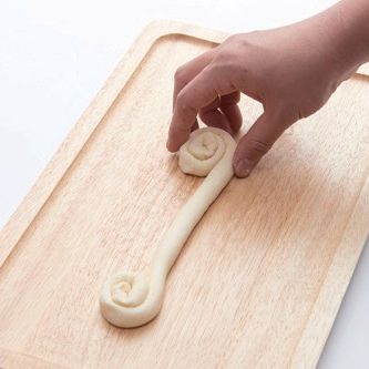 1. 반죽을 줄 모양으로 길게 밀어서 양 끝을 돌돌 말아주세요.
2. 가운데서 만날 때까지 말아주세요.
3. 양 끝을 아래로 내려주세요.
4. 젓가락으로 가운데를 집어주세요.
5. 칼을 이용해 나비의 더듬이가 될 가운데를 잘라주세요.
6. 자른 부분을 다듬어주세요.