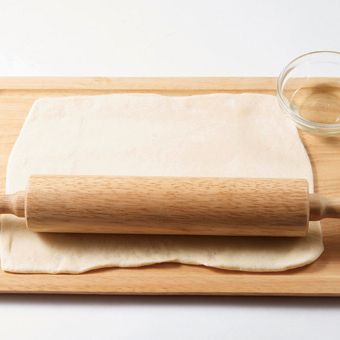 1차 숙성된 반죽을 밀대로 밀어 사각으로 넓게 만든 후 기름을 발라주세요.