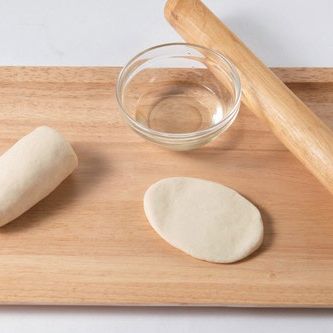 1 .반죽을 밀대로 밀어서 긴 타원형으로 만들어주세요.
2. 기름을 묻힌 후 가운데를 잡고 눌러주세요.
3. 반을 접어주세요.
4. 조개 모양을 내주세요.