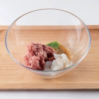 물교자을 위한 재료 이미지로 갈은 삼겹살,알새우,갈은 돼지고기 A 지방 등으로 구성 되어있습니다.