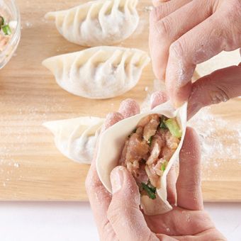 왼쪽 검지로 속을 밀고 오른쪽 검지로 눌러서 모양을 만들어주세요.