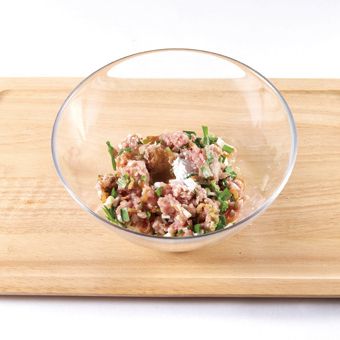 순서 1에 분량의 소스를 넣고 치대주세요.