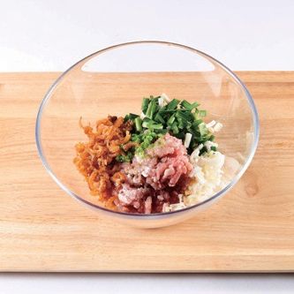 지진 교자을 위한 재료 이미지로 갈은 삼겹살,불린 샤미,부추,대파 등으로 구성 되어있습니다.