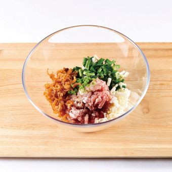 피 반죽은 준비해두고, 부추와 대파는 다져서 볼에 담아주세요.