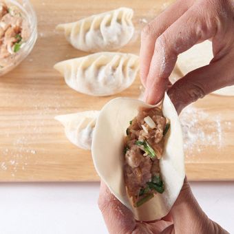 끝에서 0.5cm만큼 눌러서 모양 만들기를 시작합니다.