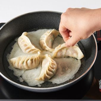 팬에 기름을 넉넉히 두른 후 순서 8을 붓고 찐 교자를 넣어 지져내면 완성이예요.