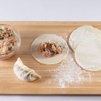 동그란 피를 만들고 중앙에 속재료를 담아주세요.