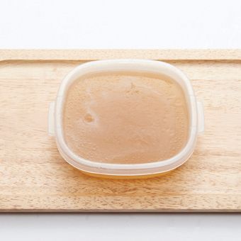 닭 육수에 불린 판 젤라틴을 넣고 끓여 틀에 넣고 굳혀 주세요.