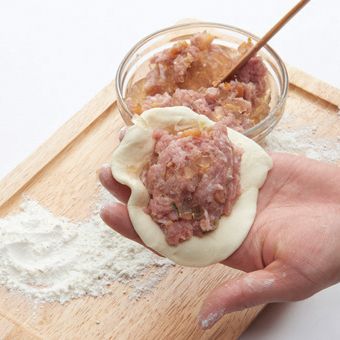 피를 손바닥 크기만큼 얇게 밀어서 속재료를 가득 넣어 주세요.