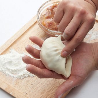 이때 모양은 지진 교자와 같은 방법으로 접어 모양을 만들어주세요. (카테고리 내 지진교자 레시피를 참조해 주세요.)