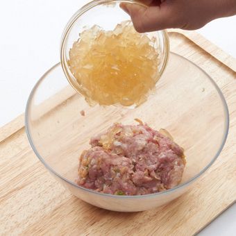 분량의 재료와 소스를 넣어 치댄 후 순서 2의 육수 젤리를 넣어 섞어주세요.