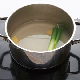 냄비에 육수와 생강, 대파를 넣고 끓여 육수를 준비합니다. 그릇에 찐 교자를 담고 만들어 둔 육수를 얹어 담아내면 완성이예요.