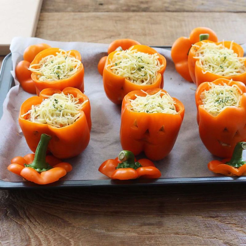 속을 파낸 파프리카를 약간의 소금, 후추로 밑간 한 후 피자치즈 1큰술을 깔고, 볶아놓은 밥을 넣어 속을 채워주세요. 그 위에 피자치즈와 파슬리가루를 올려주세요.