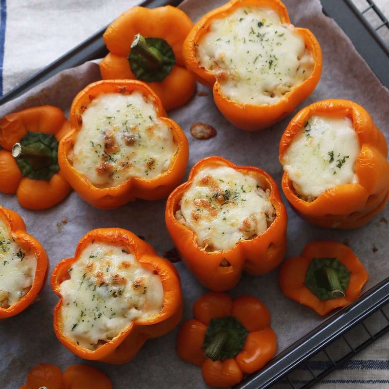 220도로 예열한 오븐에 넣어 치즈가 녹을 때까지 8~10분정도 구워주세요.