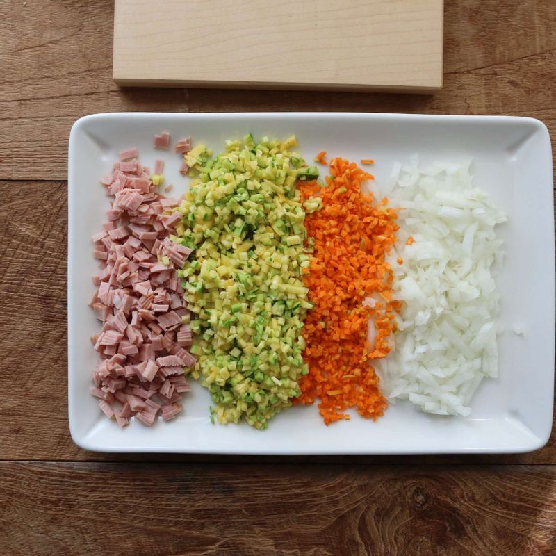 햄, 양파, 당근, 애호박은 잘게 다져주세요.