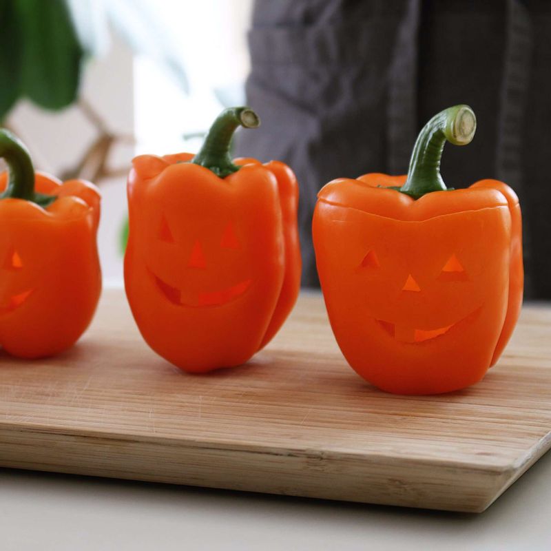 파프리카는 꼭지부분에서 2센치되는 부분을 자르고, 속을 파내어주세요. 칼을 이용해 파프리카에 눈, 코, 입을 만들어주세요.